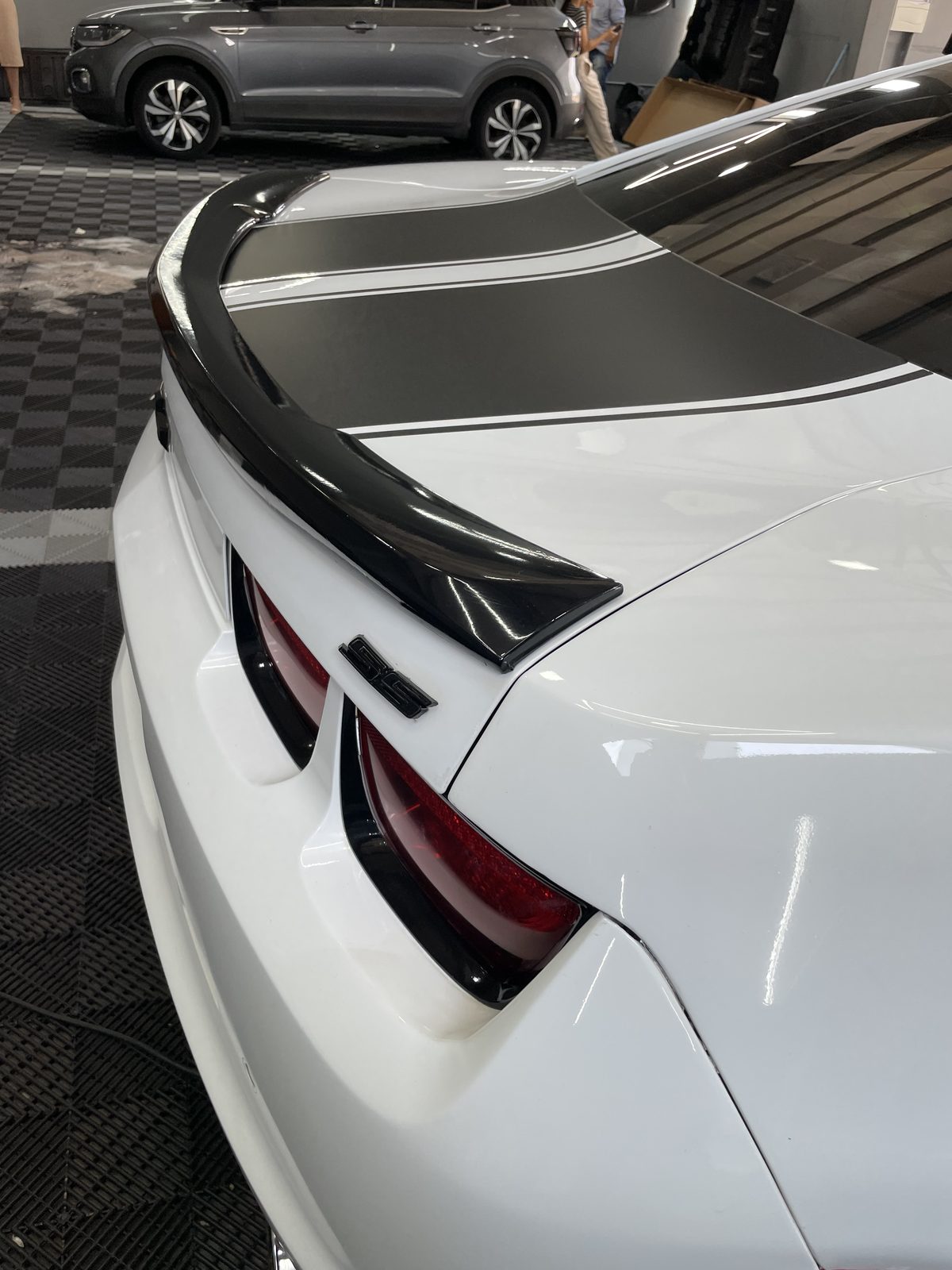 Aerofólio com faixa de envelopamento preto em Camaro branco na Lince