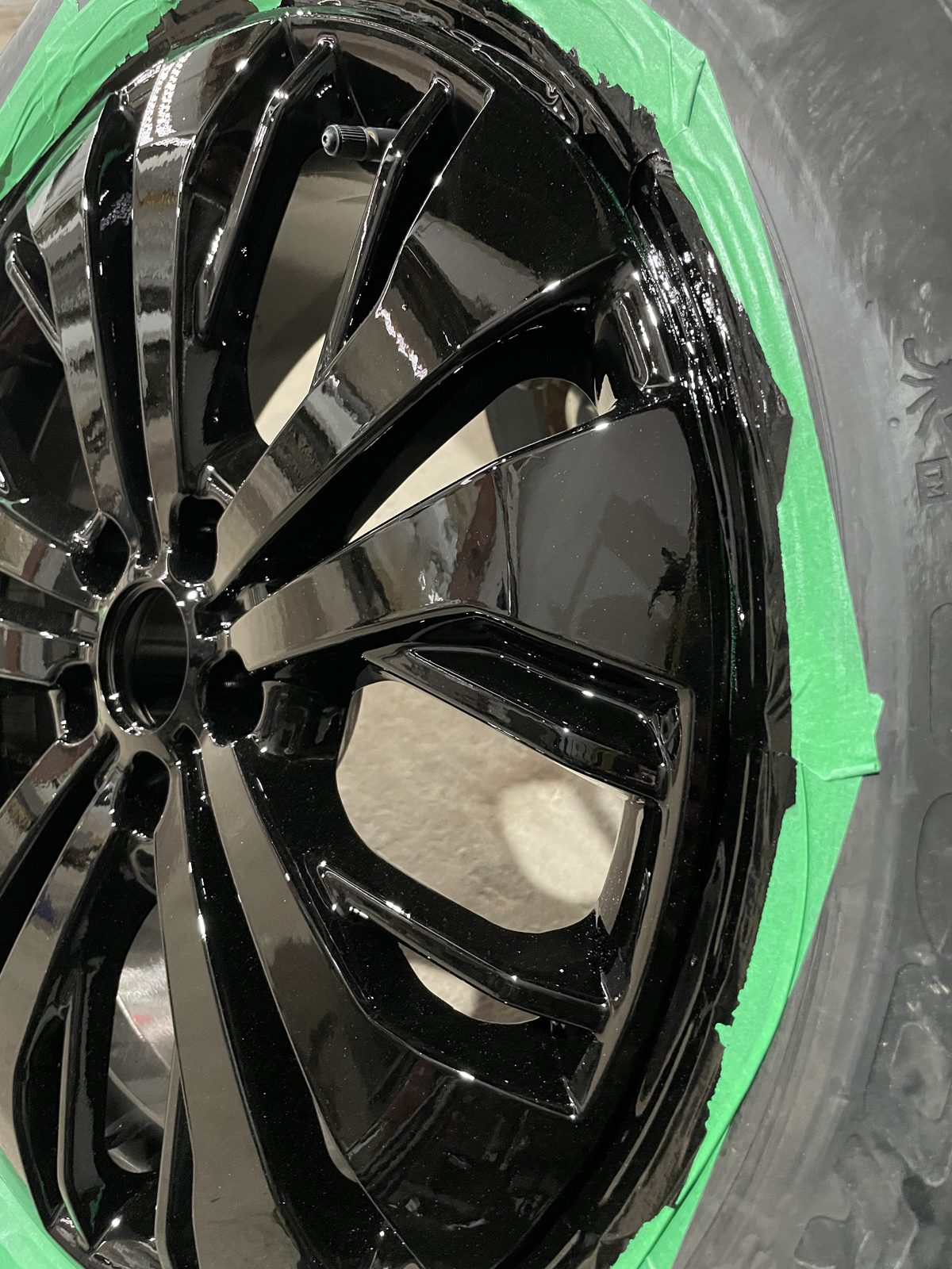 Roda preta com acabamento renovado na Lince Studio Car
