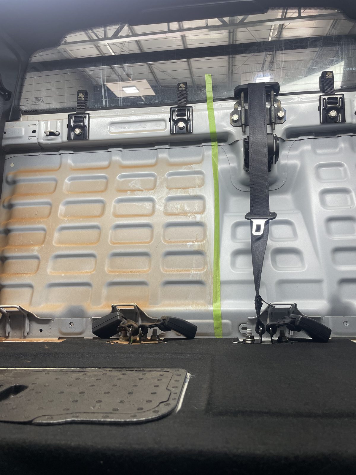 Interior de carro desmontado para higienização interna na Lince, em Sinop