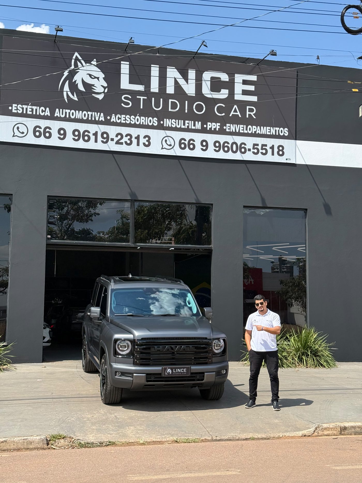 Gildevan, da Lince Studio Car, na frente da loja de estética automotiva em Sinop - MT