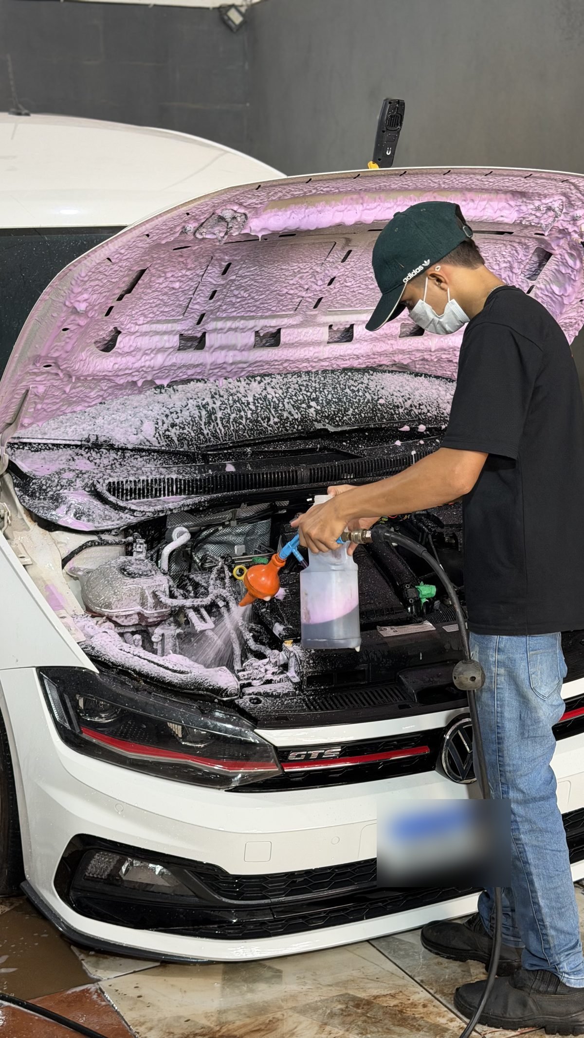 Lavagem detalhada do motor com espuma na Lince Studio Car, em Sinop