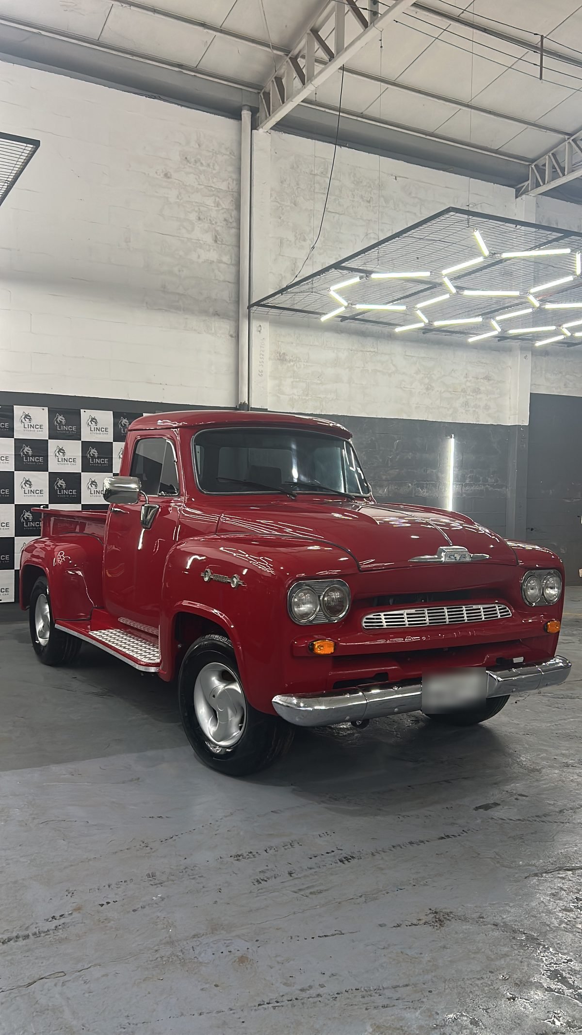 Pickup clássica vermelha após estética automotiva na Lince, em Sinop